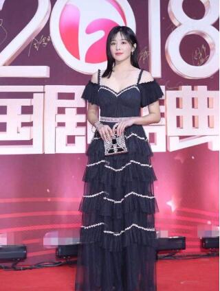 阚清子面包服凹成水蜜桃少女，下半身钢针高跟鞋很