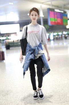 小白鞋怕踩脏？黑色帆布鞋已是女星的“小宝贝”