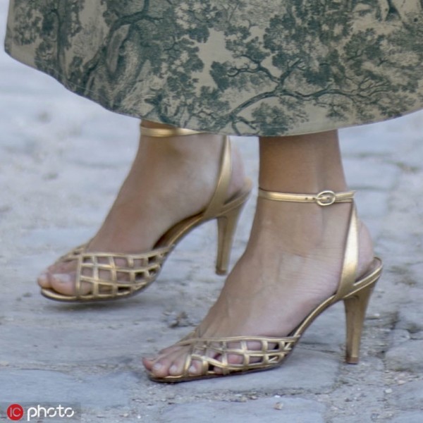 这些凉鞋是要翻红了?小时候觉得土现在好时髦
