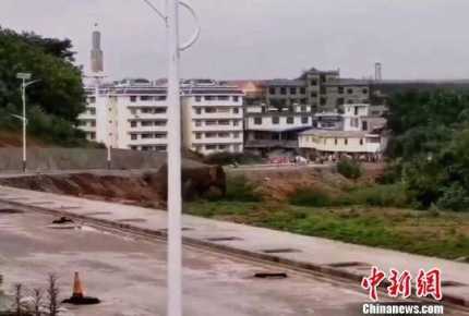 西双版纳:野象进县城＂逛街＂ 当地疏散居民