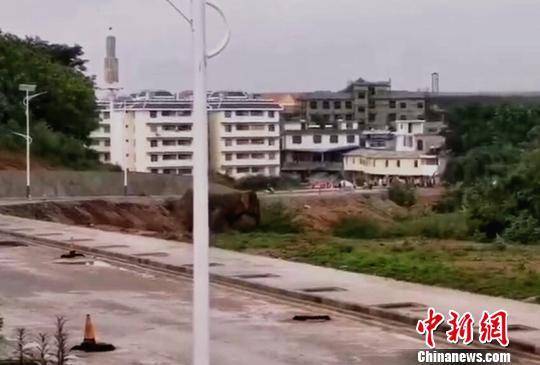 西双版纳:野象进县城逛街 当地疏散居民