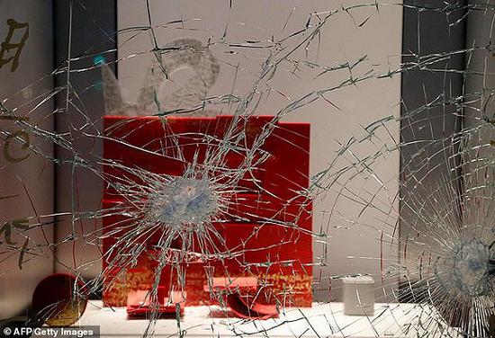 被抢劫的Dior店铺 图片来源：法新社